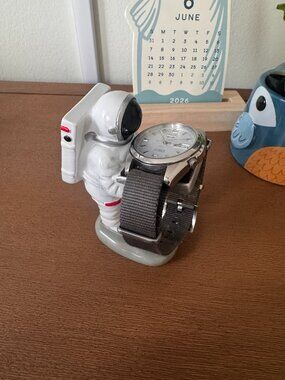 Astronaut Watch Stand — Space‑Themed Decorative Holder